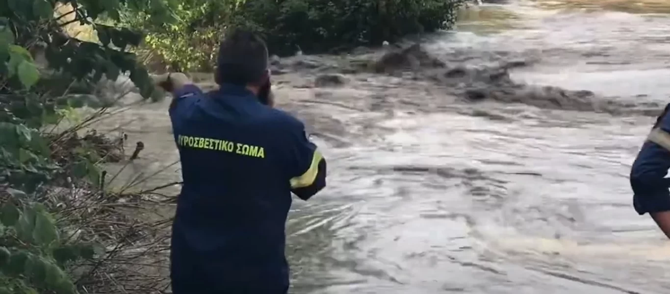 «Πνίγηκε» η Πολίχνη Θεσσαλονίκη: Νεκρός ένας άντρας - Το όχημά του παρασύρθηκε από τα ορμητικά νερά (βίντεο - Upd)